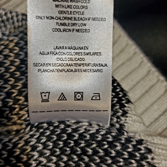 Sweaters - Picture 5 of 5